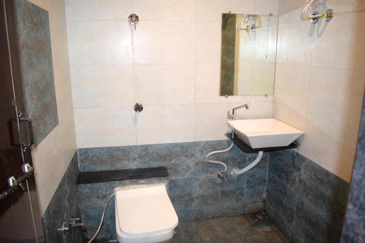 Hotel Peradiot Ahmedabad Esterno foto