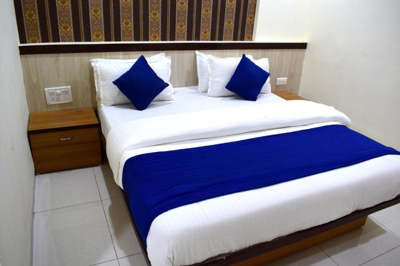 Hotel Peradiot Ahmedabad Esterno foto