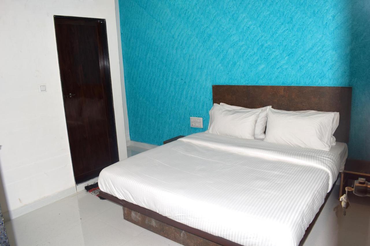 Hotel Peradiot Ahmedabad Esterno foto