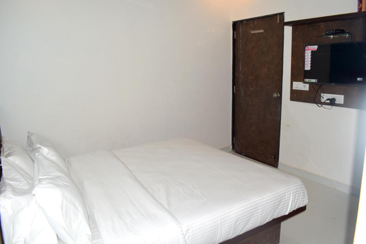 Hotel Peradiot Ahmedabad Esterno foto