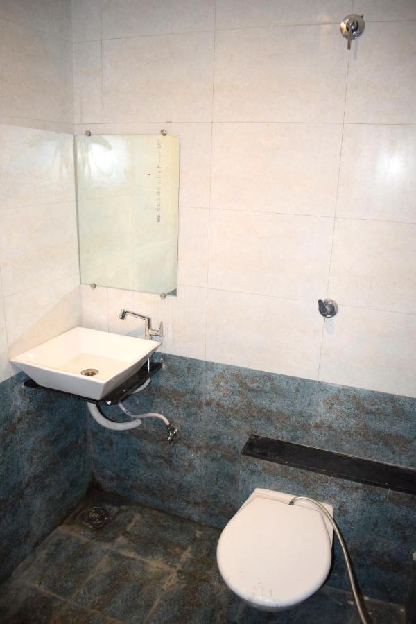 Hotel Peradiot Ahmedabad Esterno foto
