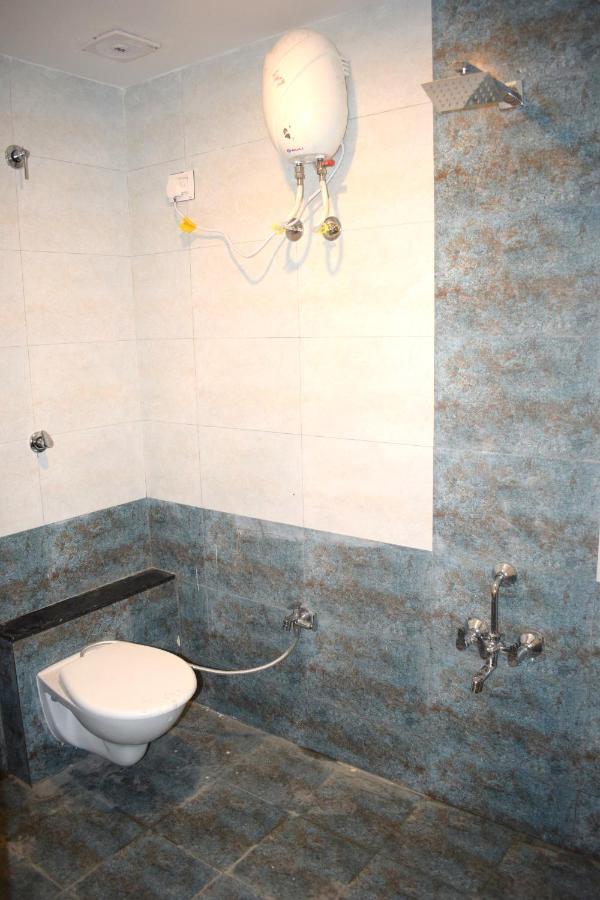 Hotel Peradiot Ahmedabad Esterno foto